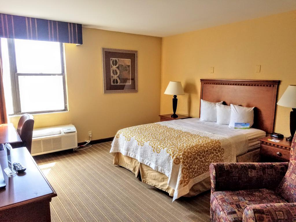 Days Inn By Wyndham Windsor Locks / Bradley Intl Airport Exterior photo