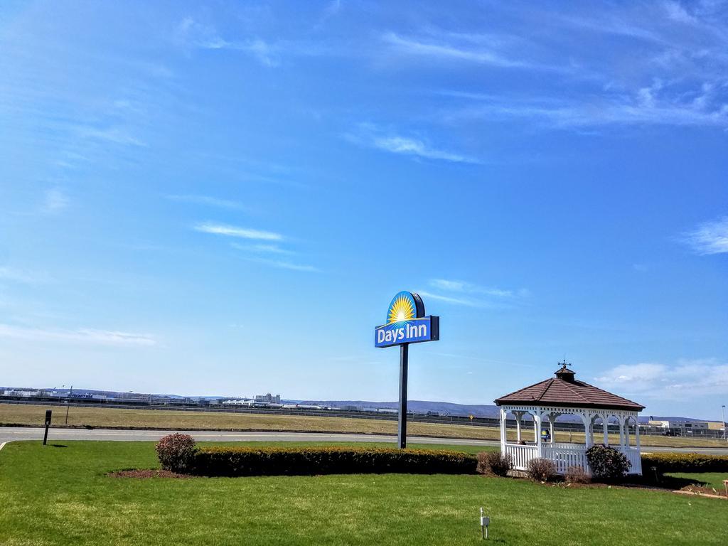 Days Inn By Wyndham Windsor Locks / Bradley Intl Airport Exterior photo