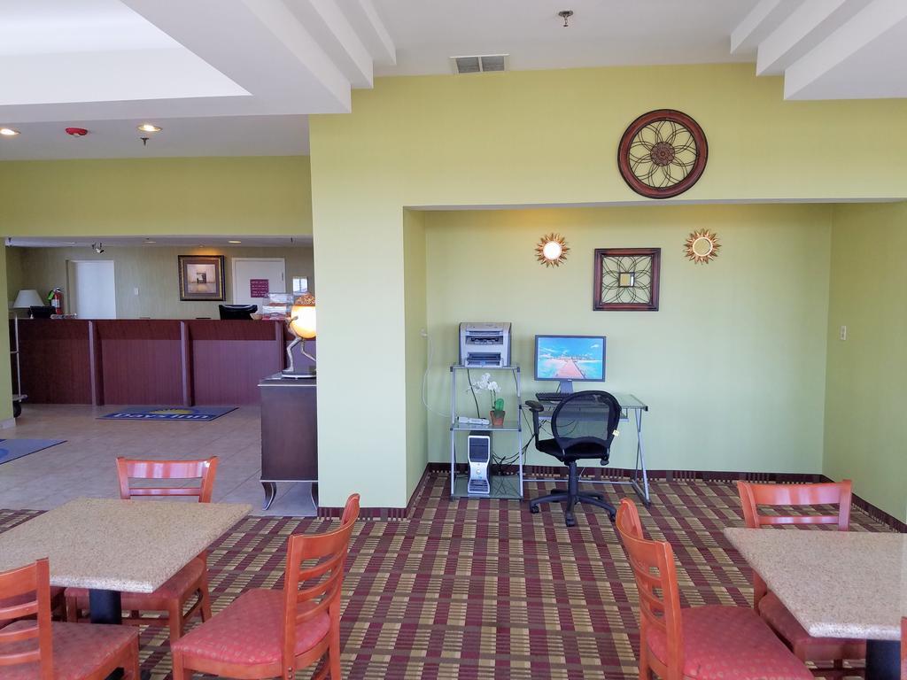 Days Inn By Wyndham Windsor Locks / Bradley Intl Airport Exterior photo