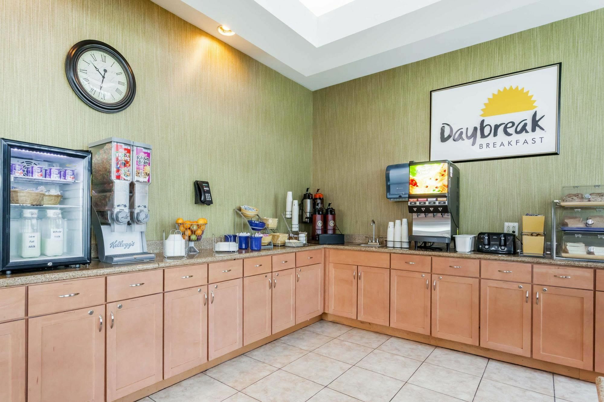 Days Inn By Wyndham Windsor Locks / Bradley Intl Airport Exterior photo